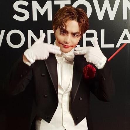 EXO’s Suho dressing up as Joker for Halloween