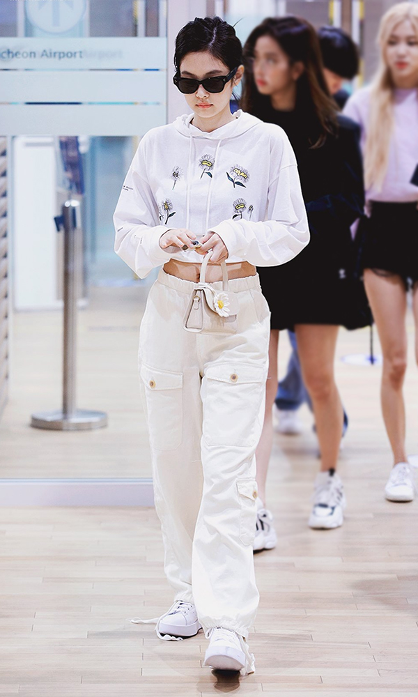  BLACKPINK Jennie's Fashion Look with hoodie at Incheon Airport on September 8, 2019