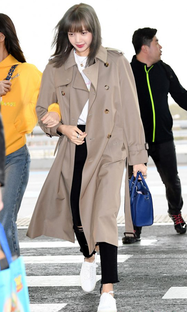 BLACKPINK Lisa’s Fashion Look with trench coat at Incheon Airport on April 9, 2019