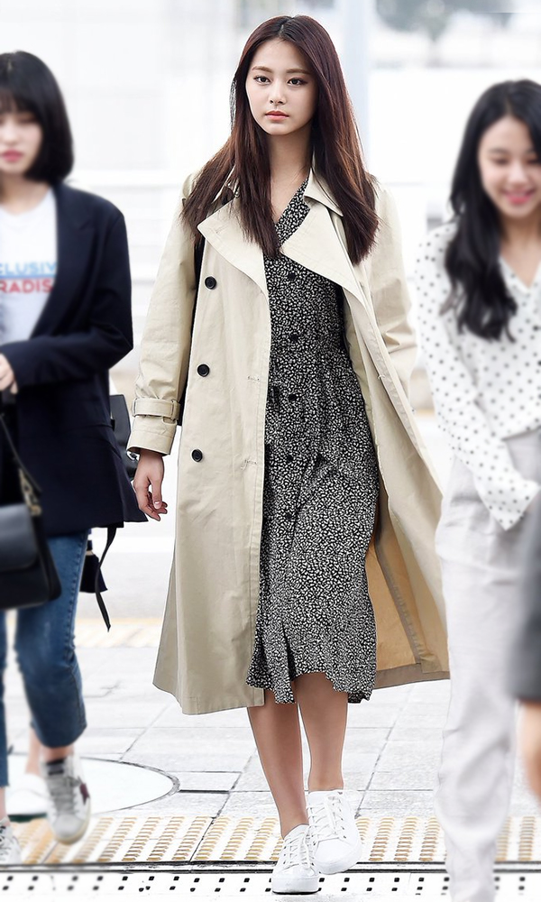  TWICE Tzuyu’s Fashion Look with trench coat at Incheon Airport on March 21, 2018