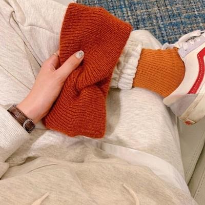 kimehwa worn orange socks to match with her hairband and sneakers